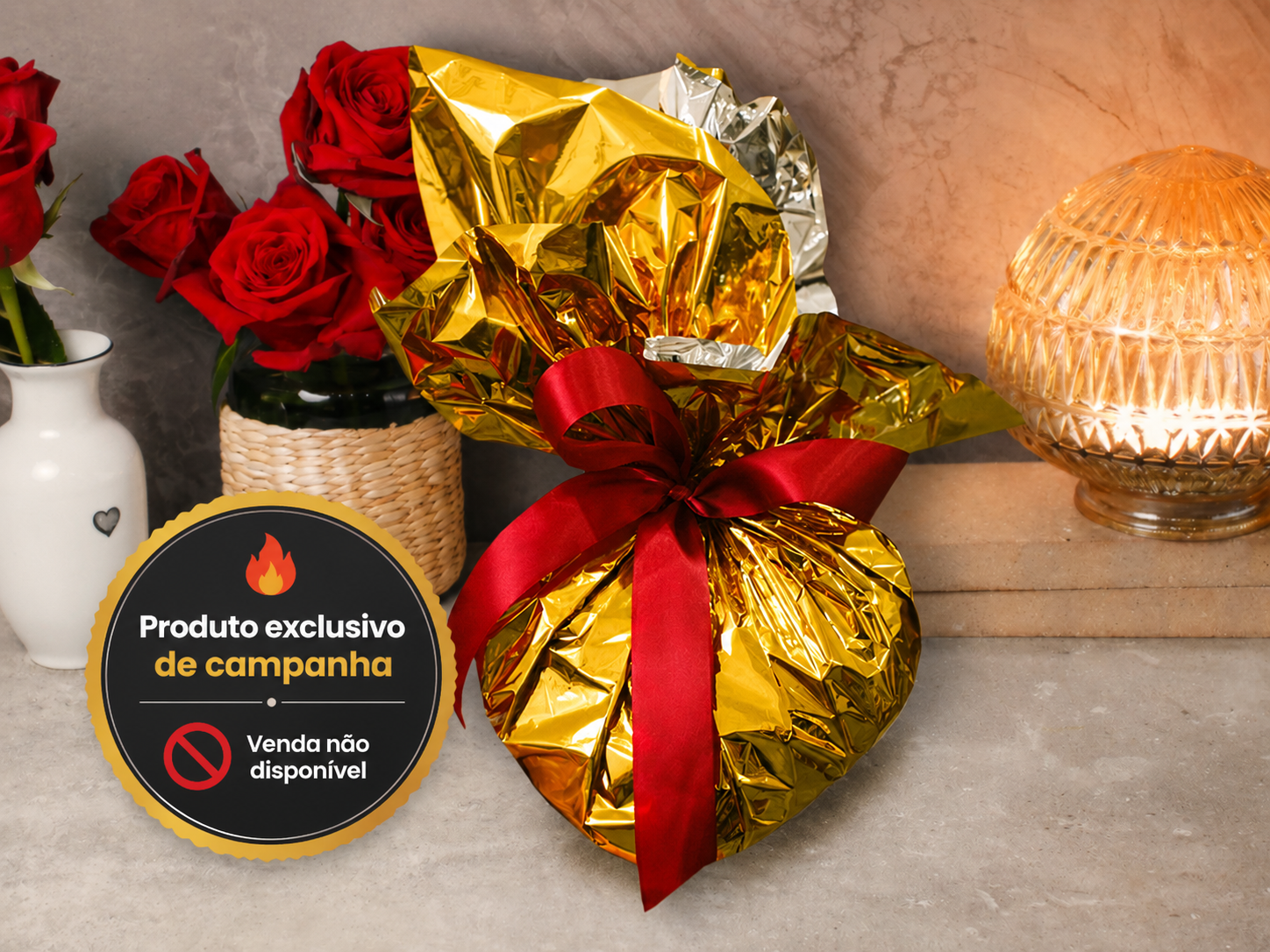 Coração de chocolate de 1kg embalado em papel dourado e prateado com laço bordô — ação promocional Arte Cacau